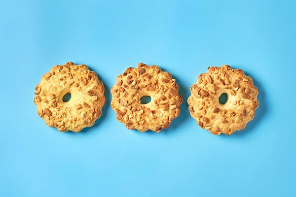 Рядок Трьох Свіжих Кругів Вівсяне Печиво Отвором Арахісом Лежить Синьому — стокове фото