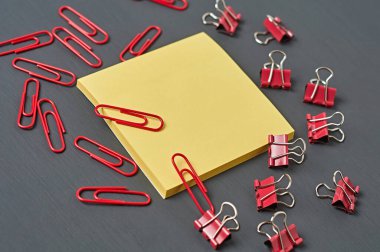 Ofisteki, okuldaki ya da evdeki koyu beton masaya not almak için boş kare kağıdın yanına bir sürü dosya ve ataç serpiştirdim. Metin için boşluk