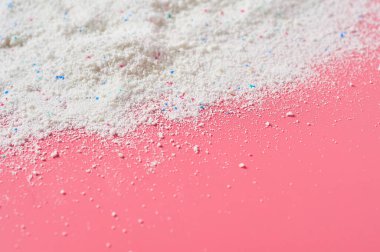 Çamaşır yıkamak için saçılmış toz yığını çamaşırhanedeki pembe tezgahın üzerinde yatıyor. Metin için boşluk