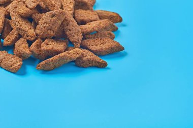 Bir yığın kahverengi baharatlı rusk ekmeği spor barında ya da barda mavi masanın üzerinde yatıyor. Metin için boşluk