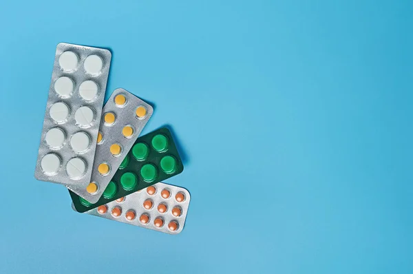 Tabletterna Blisterförpackningen Ligger Blått Skrivbord Begreppet Sjukvård Drogmissbrukare Eller Kemiskt — Stockfoto