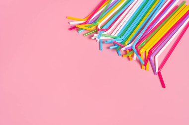 Pembe masadaki içecek için renkli pipetler. Metin için boşluk