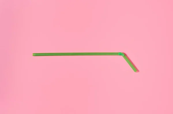 Ένα Πράσινο Καλαμάκι Για Αναψυκτικό Ροζ Τραπέζι Κοντινό Πλάνο — Φωτογραφία Αρχείου