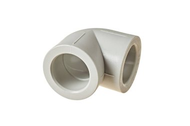 Polipropilen, su için boruyu bağlamak için 90 derecelik plastik köşe ya da gölgesiz beyaz arka planda izole edilmiş ısıtma odası için diğer sıvılar. Yakın plan.