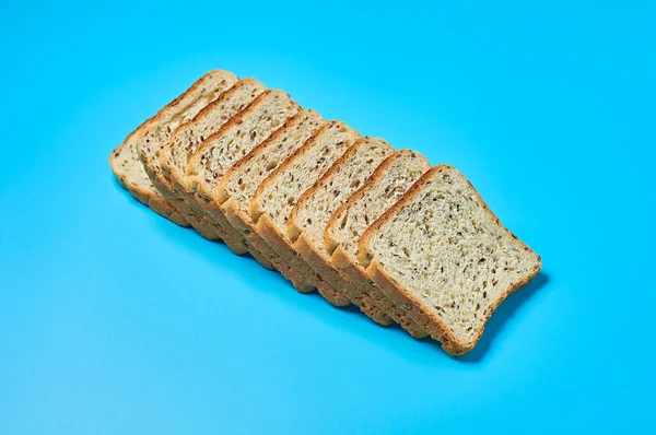 Рядок Квадратних Шматків Хліба Насінням Тостів Лежить Синьому Столі Кухні — стокове фото