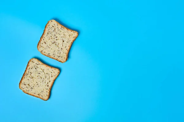 Два Квадратних Шматки Хліба Насінням Тостів Лежать Синьому Столі Кухні — стокове фото