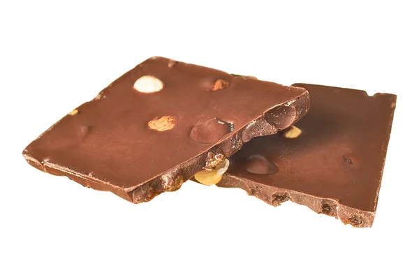 白い背景にピーナッツとレーズンが隔離された長方形のチョコレートバーの2つの半分 — ストック写真