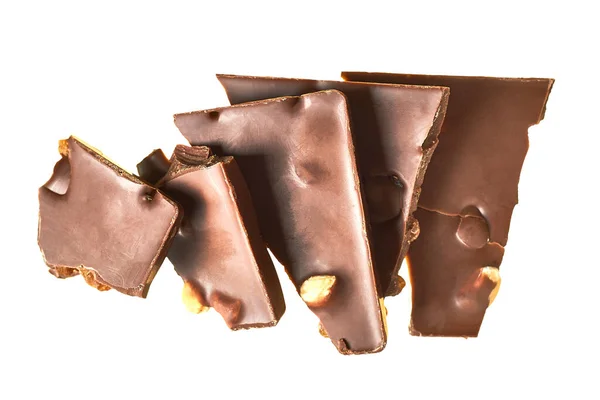 白い背景に隔離されたピーナッツとレーズンを持つ長方形のチョコレートバーの作品の行 — ストック写真