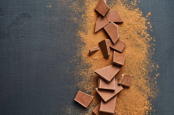 Koyu çizikli beton masaya saçılmış bir yığın acı ya da sütlü kakao tozu. Mesaj için yer var. Üst görünüm