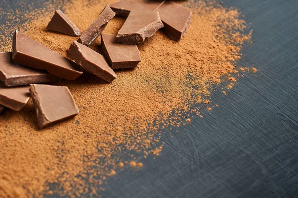 Kırık süt yığını ya da koyu çizikli beton masaya saçılmış kakao tozu. Metin için boşluk