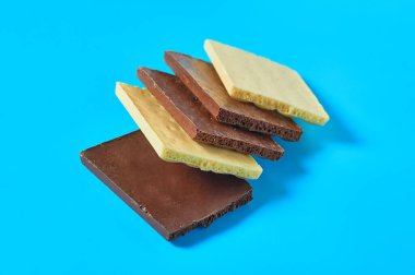 Mutfaktaki mavi masanın üzerinde bir sürü gözenekli çikolata var. Yakın plan.