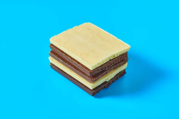 Купа Половинок Різних Пористих Шоколадних Батончиків Лежить Синьому Столі Кухні — стокове фото