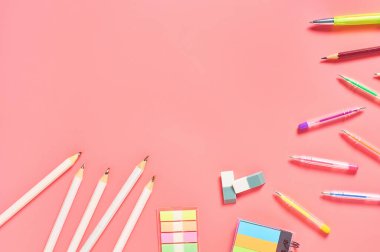 Pembe tezgahta kırtasiye aksesuarları olan bir işyeri. İş ya da okul konseptine dönmek. Sekreterlerin çalışma alanı. Üst Manzara. Düz yatıyordu. Boşluğu kopyala