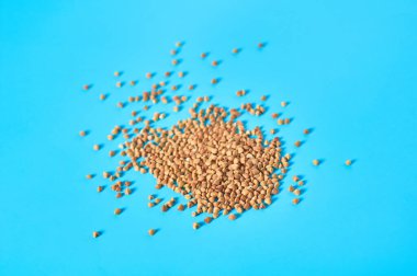 Mutfaktaki mavi masada bir yığın karabuğday. Tarım kavramı