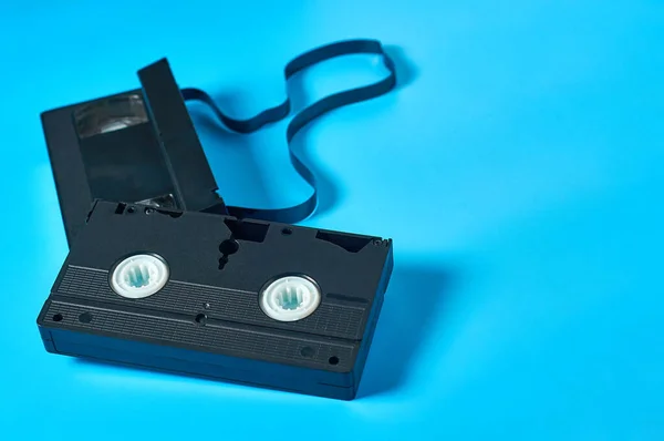 Дві Чорні Старі Пластикові Відеокасети Лежать Синьому Столі Концепція Років — стокове фото