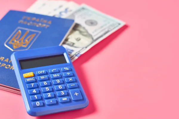 ピンクの背景にウクライナの市民 銀行券や計算機のパスポート 社会的支払いの概念 — ストック写真