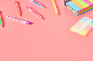 Pembe tezgahta kırtasiye aksesuarları olan bir işyeri. İş ya da okul konseptine dönmek. Sekreterler çalışma alanı