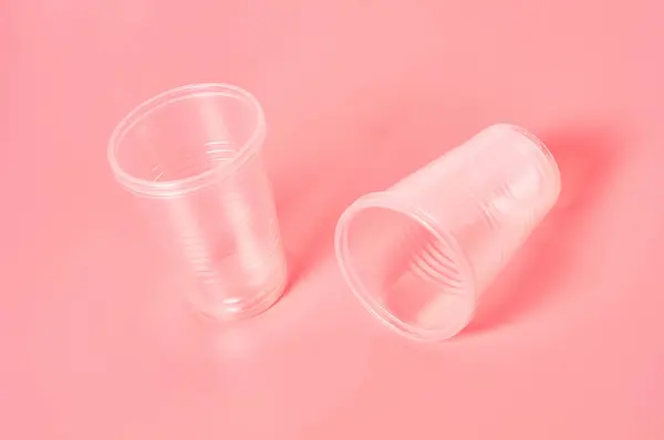 Vasos Plástico Desechables Esparcidos Sobre Fondo Rosa Concepto Ambiente Seguro — Foto de Stock