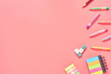 Pembe tezgahta kırtasiye aksesuarları olan bir işyeri. İş ya da okul konseptine dönmek. Sekreterlerin çalışma alanı. Üst Manzara. Düz yatıyordu. Boşluğu kopyala