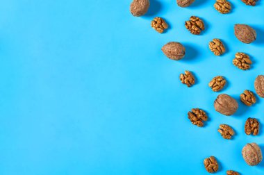 Dağınık hamur parçaları ve mavi arka planda bir ceviz. Üst Manzara. Boşluğu kopyala