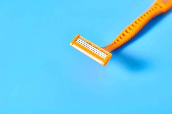 One Disposable Female Razor Depilation Blue Background Care Skin Beauty — Stock Photo, Image