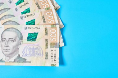 Mavi arka planda Ukrayna parası. Emekli maaşları, maaşlar. Banka kredisi. İş konsepti