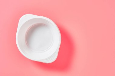 Pembe arka planda tek kullanımlık plastik kase. Çevreyi, ekolojiyi, piknik, parti ve diğer etkinlikleri kurtarma kavramı. Uzayı kopyala Üst görünüm