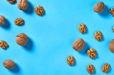 Dağınık hamur parçaları ve mavi arka planda bir ceviz. Üst Manzara. Boşluğu kopyala