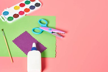 Pembe arka planda zanaat için farklı aksesuarlar. El yapımı, boş zaman ve anaokulu eğitimi kavramı