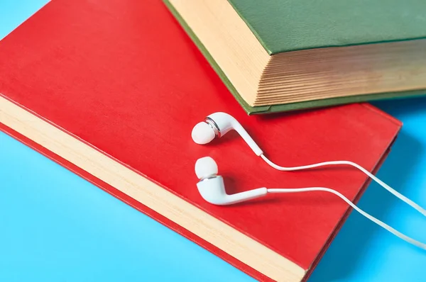 Auriculares Blancos Libros Viejos Sobre Fondo Azul Concepto Audiolibro Educación — Foto de Stock