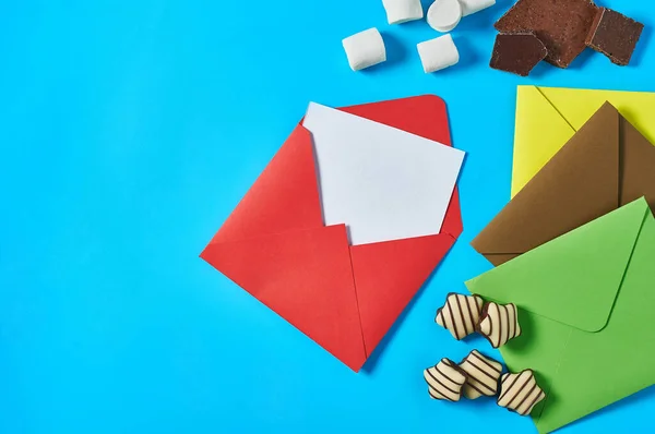Doces Espalhados Doces Listrados Marshmallows Cilíndricos Chocolate Quebrado Perto Envelope — Fotografia de Stock