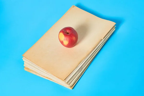 Tas Magazines Vierges Journaux Certains Documents Pomme Rouge Sur Bureau — Photo