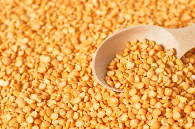 Kırsal ahşap kaşık ve bezelye tanesi. Boşluğu kopyala