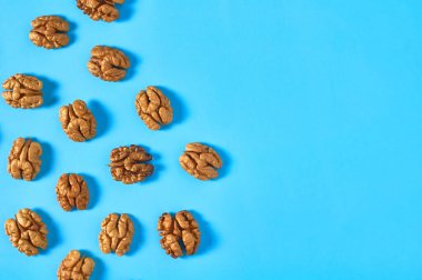 Mavi arka planda dağınık ceviz lapası. Uzayı kopyala Üst görünüm