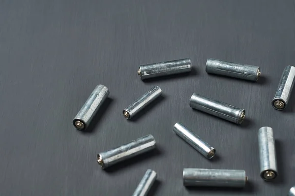 Spredte Gamle Skitne Batterier Eller Størrelse Mørk Betongpult Gjenvinningskonsept Spar – stockfoto