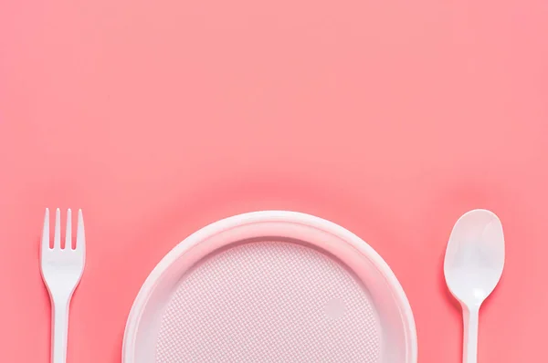 可任意处置的塑料器皿散布在粉红色的背景上 拯救环境 野餐娱乐 派对和其他活动的概念 复制空间 顶部视图 — 图库照片