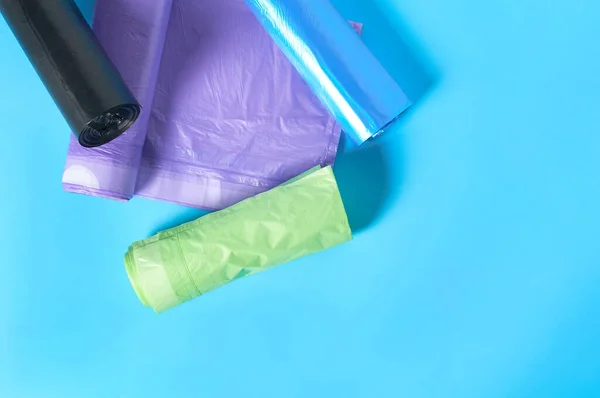 Verspreide Rollen Wegwerp Plastic Vuilniszak Blauwe Achtergrond Begrepen Ruimte Bovenaanzicht — Stockfoto