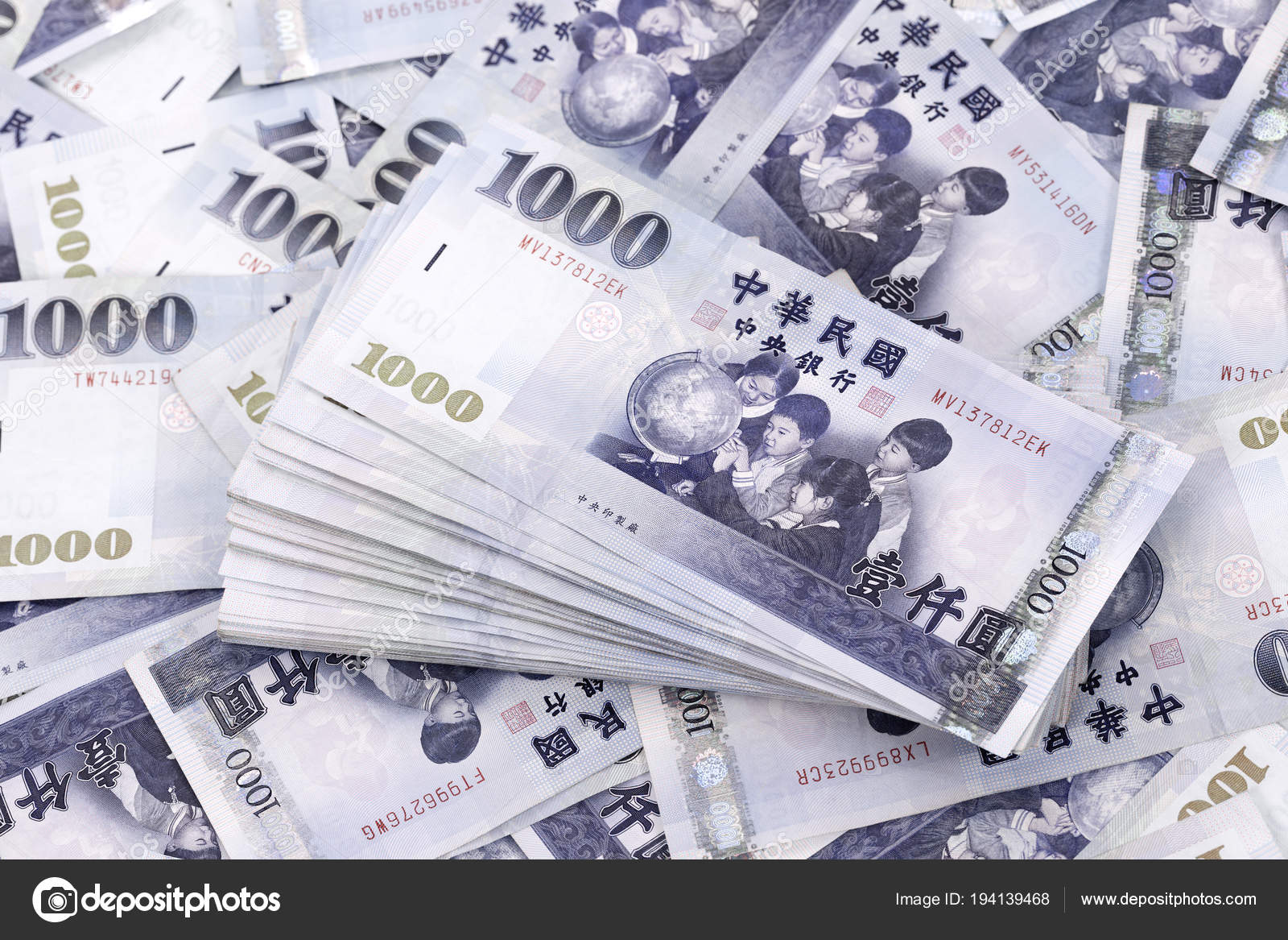 더 많은 지폐 위에 1000 Ntd의 스택 — 스톡 에디토리얼 사진 © robtek #194139468, image size:1600x1167