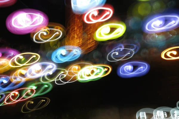 Koyu arkaplanda renkli ışıkların soyut fotoğrafı