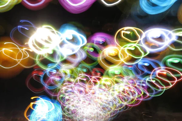 Koyu arkaplanda renkli ışıkların soyut fotoğrafı