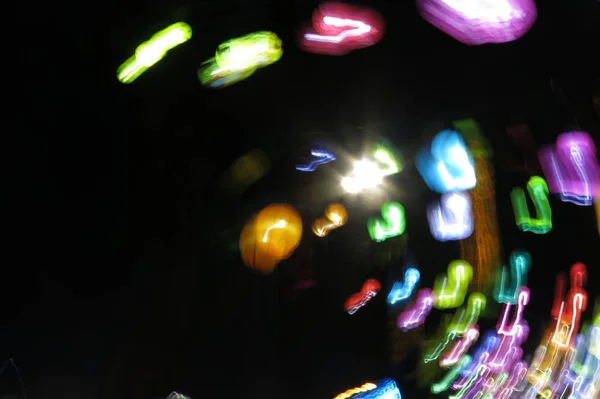 Koyu arkaplanda renkli ışıkların soyut fotoğrafı