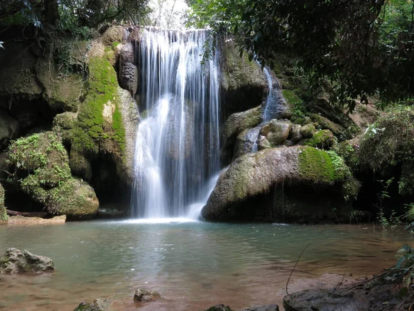 Phu Pha Man Ulusal Parkı 'ndaki küçük şelalenin güzel manzarası, Khon Kaen, Tayland, taze, yeşil ve rahatlatıcı