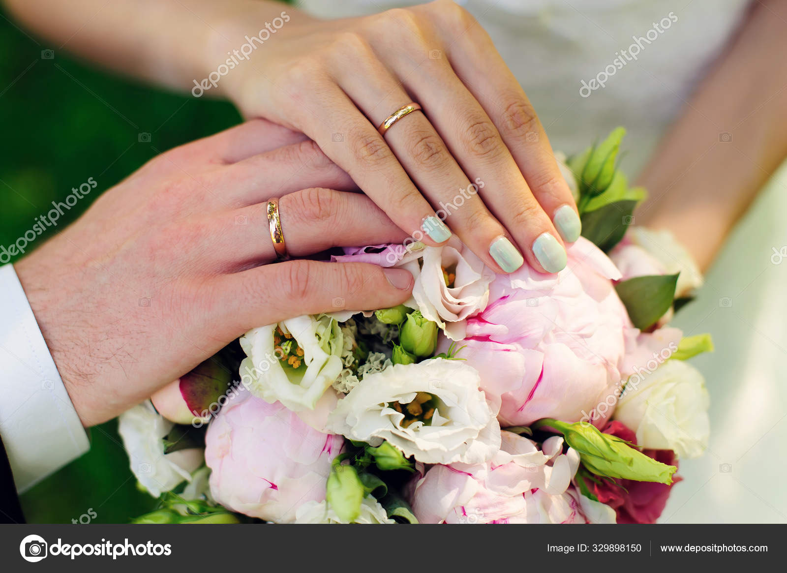 Hande Von Brautpaaren Auf Dem Hintergrund Des Hochzeitsstrausses Goldene Eheringe Am Finger Von Braut Und Brautigam In Grossaufnahme Konzept Einer Hochzeitsfeier Stockfotografie Lizenzfreie Fotos C Exebiche Bk Ru Depositphotos