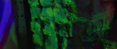 Arka sokakta graffity ve etiketler