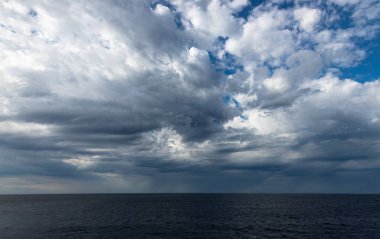 Okyanusun üzerinde dramatik gökyüzü