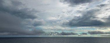 Okyanusun üzerinde dramatik gökyüzü