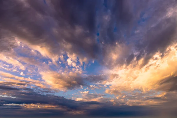 Dramatischer Himmel über dem Ozean — Stockfoto