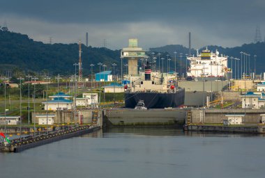 Doğu Lane 'deki Miraflores Kilitleri manzarası. Dev kilitler Panama Kanalı 'ndan büyük gemilerin geçmesine izin veriyor..