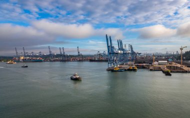 Panama 'daki endüstriyel kolon konteynır terminali (CCT) görüntüsü. Bu, ithalat, ihracat, lojistik ve ulaşım, konteyner gemisi yükleme ve boşaltmada kullanılır..