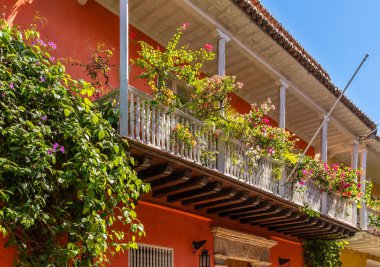 Kolombiya 'nın Kartagena de Indias tarihinin kalbi ve çekirdeği olan Eski Şehir' in (Eski Şehir) koloni binalarının ve mimarisinin manzarası.